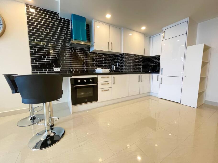Large Luxury, Pool View, Grand Avenue, E202 * Pattaya
