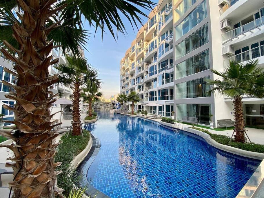 Large Luxury, Pool View, Grand Avenue, E202 * Pattaya