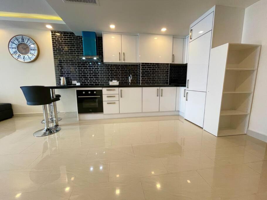 Large Luxury, Pool View, Grand Avenue, E202 Appartement *