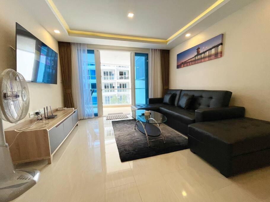 Large Luxury, Pool View, Grand Avenue, E202 * Pattaya